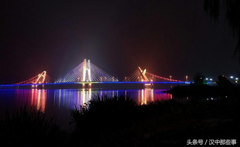 夜色dj女声版敢问路在何方,敢问路在何方路就在你脚下图片