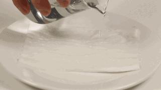 用一张纸巾放在杯子里不会漏水,用一张纸巾可以不脏手