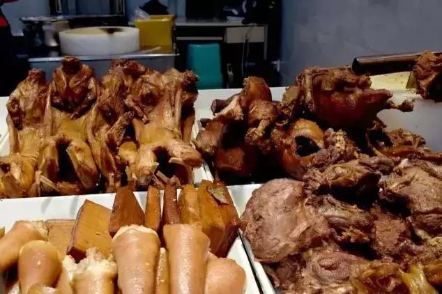 成都的夏夜，就适合穿起拖板儿鞋，整点卤菜，来盘冷啖杯！