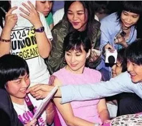 香港女首富甘比进化史,香港女首富甘比的逆袭之路