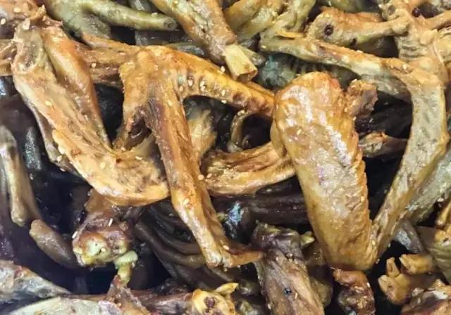 成都的夏夜，就适合穿起拖板儿鞋，整点卤菜，来盘冷啖杯！