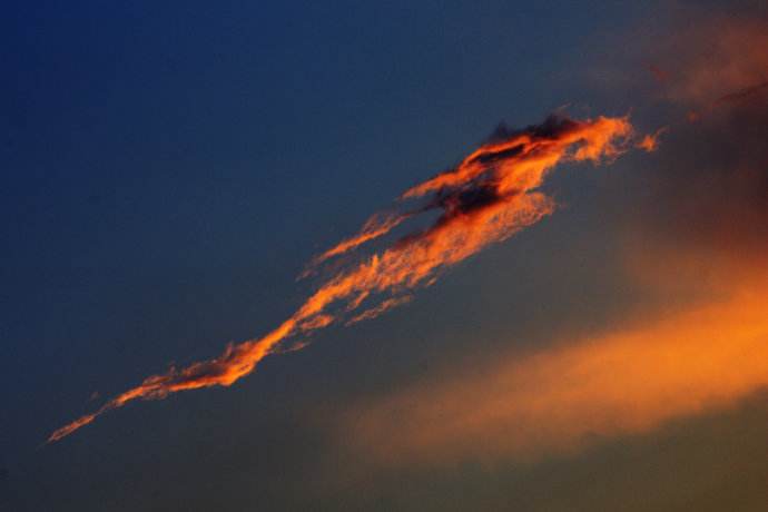 牛倌河边喝水，偶得透明七彩指环，竟助他与龙女喜结姻缘