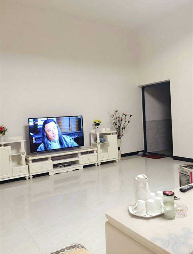 晒晒我家农村自建房，内部装修简单，被表姐嘲笑：驴粪蛋表面光