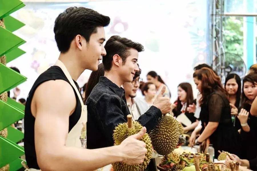 泰国吃榴莲自助餐视频,第一次吃泰国料理