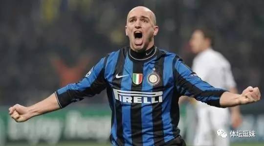 曼联拄拐领奖,撒花庆祝视频完整版