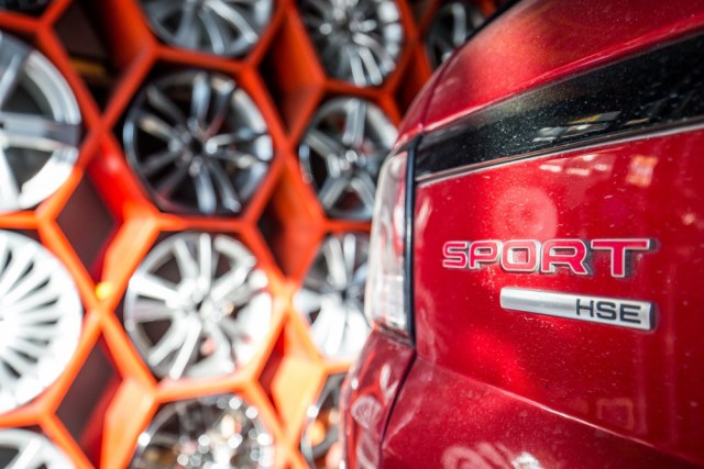 路虎揽胜运动版越野性能测试,2022款路虎揽胜运动深度测评