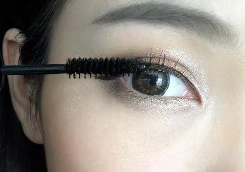 刷睫毛跟不刷差距好大呀!交给你,你不知道刷睫毛的技巧。