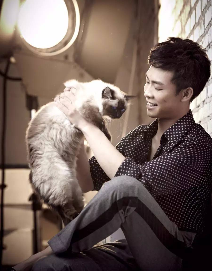 我们和演艺圈最会养猫、码字，知乎最会演戏的段子手聊了聊