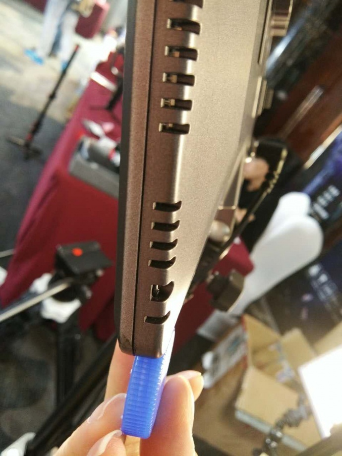 可随身携带的南光CN-LUXPAD43超薄摄影灯