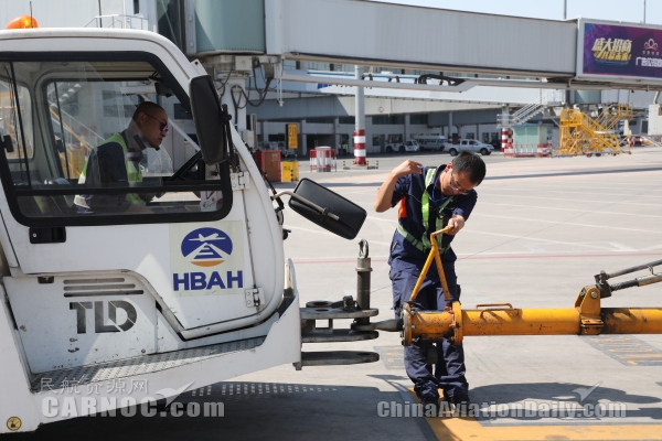 要提前多久到机场办理乘机手续,提前四十五分钟停止登机