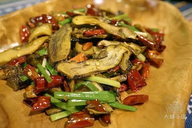 吃菌子中毒的小人是什么样子,吃菌子看见的小人是真实存在的吗