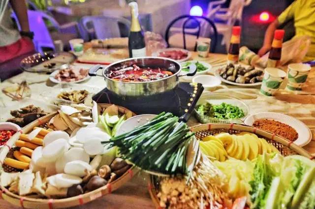 普吉岛“小包总”又火了！撞脸明星的他，用四川美食征服整个海岛