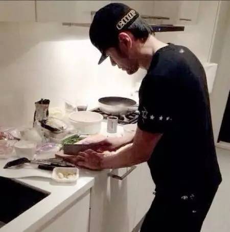 周董婚后更是把昆凌宠成了公主,昆凌被周杰伦宠上天网友大呼好甜