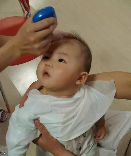 宝宝满月眉毛被剃光了怎么办,满月宝宝被奶奶剃光眉毛