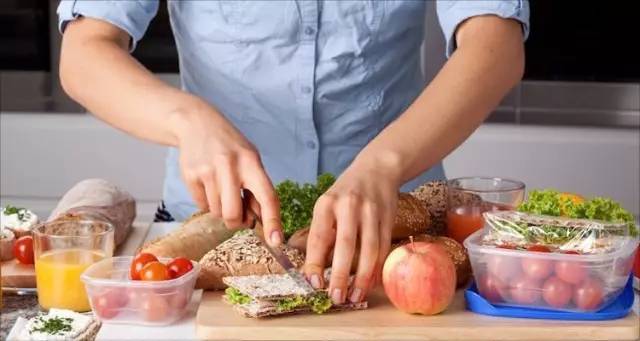 优粮生活闫寒：数未来餐饮大公司，还看外卖｜爱分析访谈