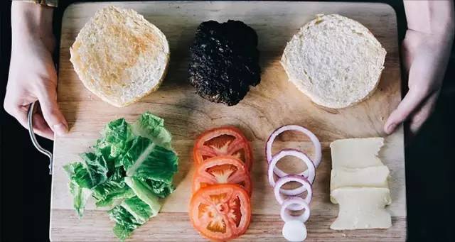 优粮生活闫寒：数未来餐饮大公司，还看外卖｜爱分析访谈