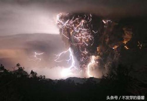 世界自然之谜,2万人一丝不挂飞上天,天空中下起了“尸块”雨