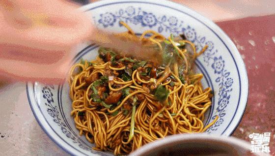 无数旅客的回忆，都停留在晓园路上这一碗碗地道小吃里