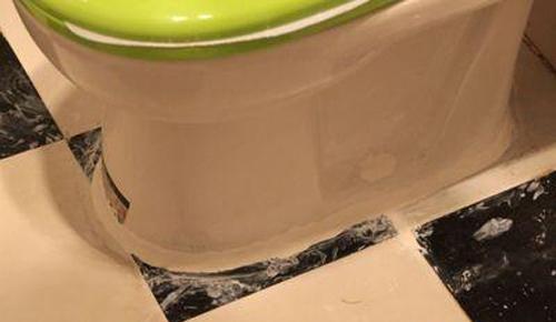 马桶下面的玻璃胶发霉怎么处理,马桶玻璃胶发霉怎么处理