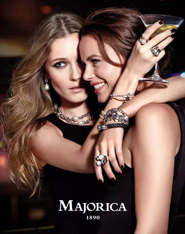 网袜加牛仔裤还是让杨幂穿吧，我只能接受唐嫣美美的珍珠~