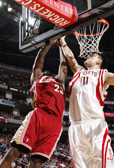 nba姚明第一场对阵鲨鱼,姚明当年内线有多强