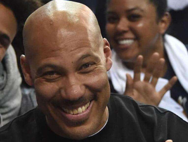 买不起球鞋,买不起更贵的球星卡