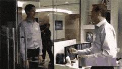 大爷的遮阳工具堪称完美,整体搭配又如此清新脱俗