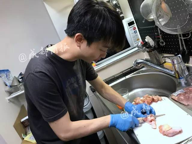 川味椒麻鸡征服日本!成都帅小伙网上卖辣鸡,人称“日本老干妈”