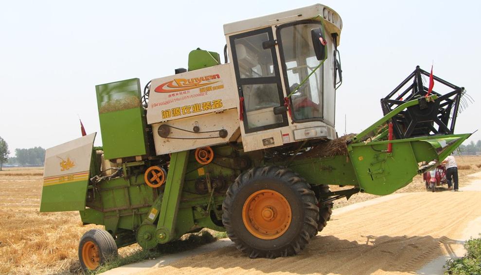 纵横田间，麦收不将就，这款山东“壮汉”收割机就是猛