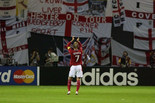 足球最美时刻视频,贝影在足球场上