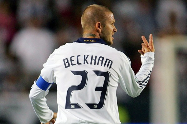 足球最美时刻视频,贝影在足球场上