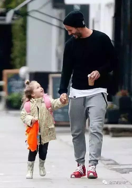 贝克汉姆：后盾情人还不够做最型潮爸女儿奴~｜美行加人20