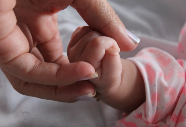 宝宝刚出生就来「月经」了，怎么回事？治疗方法意外的简单！