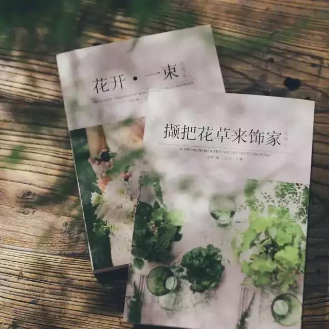 学习插花真的有前途吗,在家看书插花