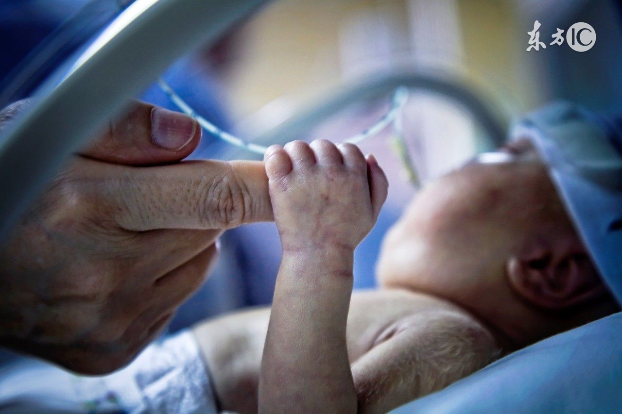 宝宝出生时被医生弄破头怎么赔偿,婴儿生下来脸被划伤了