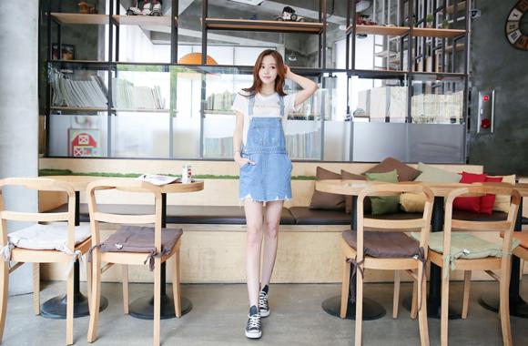 孙允珠灰色牛仔包臀裙搭配,孙允珠橙色露背绑带裙