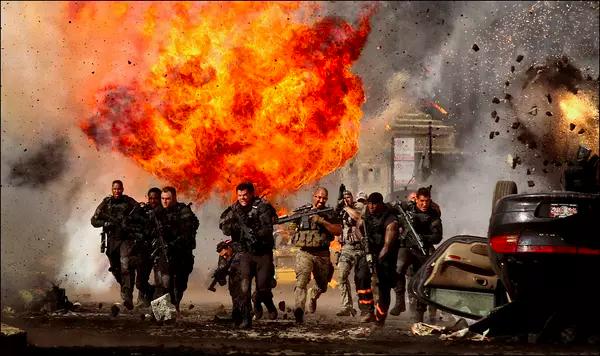 《变形金刚》导演多能炸？火花百米高，一部电影炸掉1000多亿！