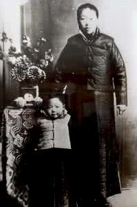 为爱路途跋涉遥，只留世间一萧红