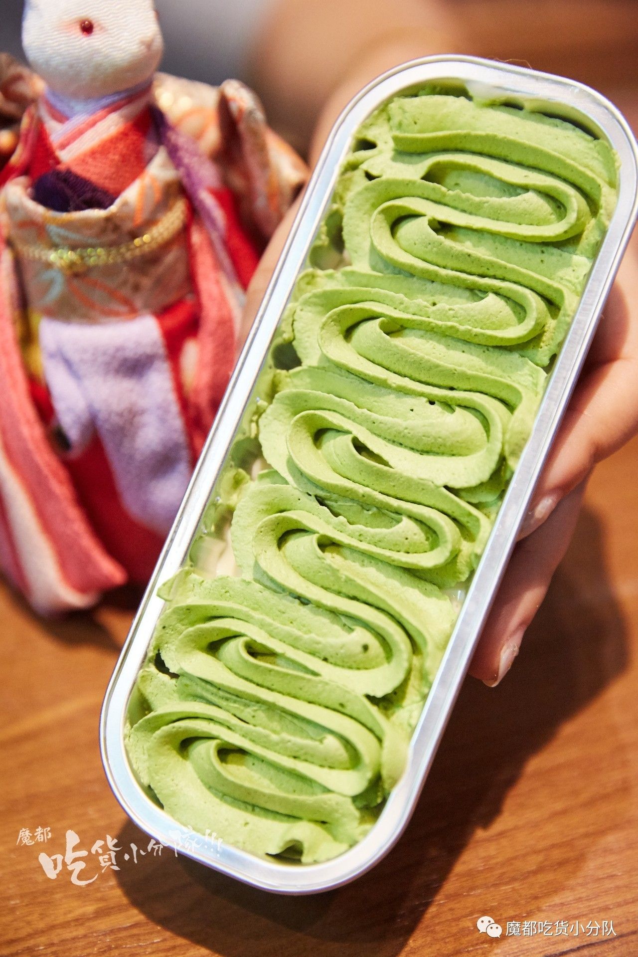 净往自己脸上贴金的冰激凌，还挺红