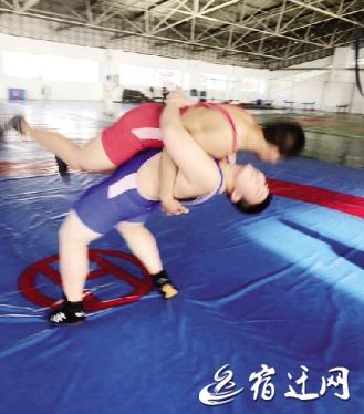 一对堂兄弟担任“主角”上演宿迁版《摔跤吧!爸爸》