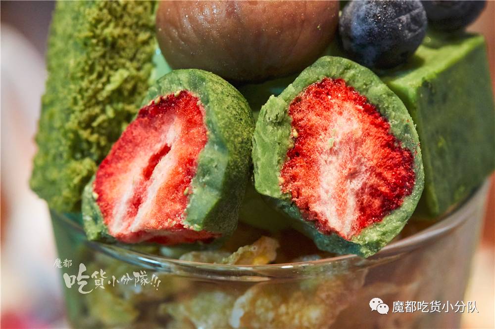 净往自己脸上贴金的冰激凌，还挺红