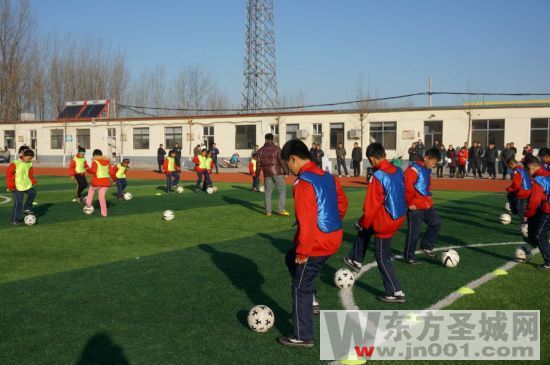 创建校园足球特色学校发展方案,学校努力打造足球特色学校报道