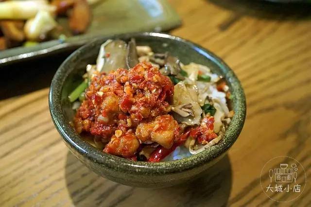 吃菌子中毒的小人是什么样子,吃菌子看见的小人是真实存在的吗