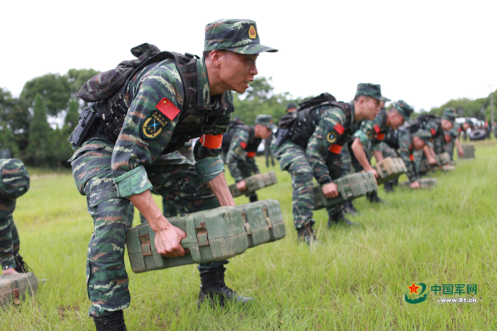 高战斗力+助攻战友看特战队员征战魔鬼周