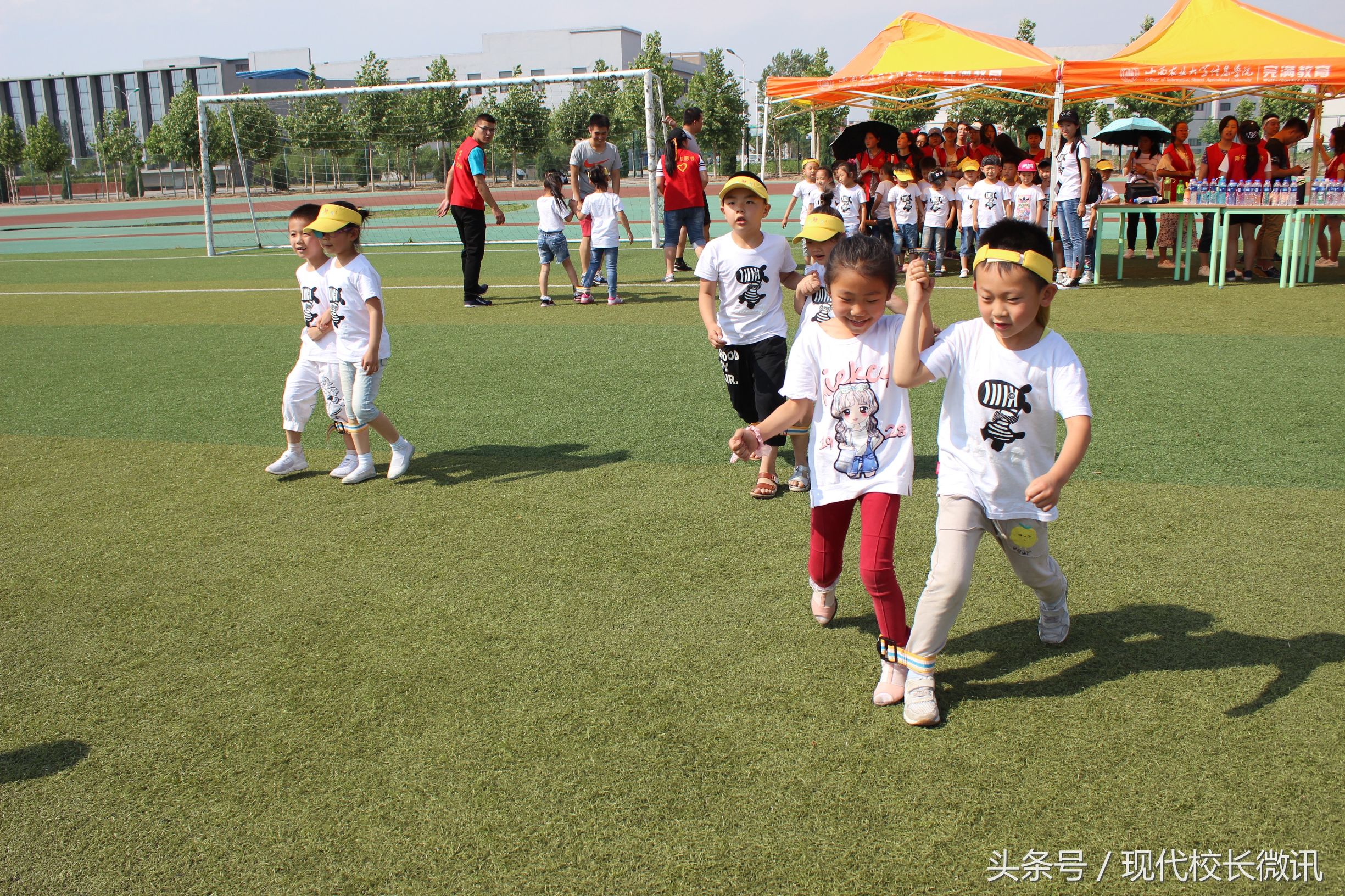 大手牵小手幼儿园户外游戏,大手牵小手手指游戏完整版幼儿园