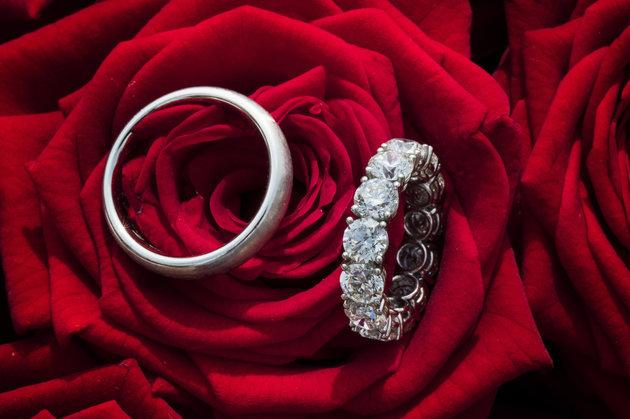 施华洛世奇5月生辰石戒指,施华洛世奇钻石是水晶还是玻璃