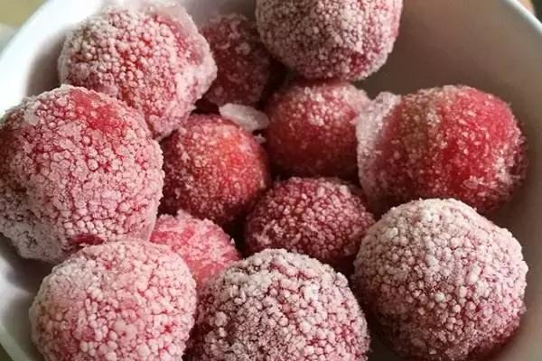 杨梅有小白虫把它用盐水泡出来,不小心吃了杨梅里的小白虫怎么办