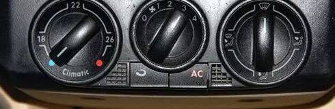 下雨路面开车技巧,开车下雨天走石子路技巧