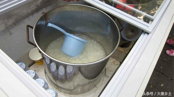 又到了一年一度的小龙虾盛宴了大家如何在家吃到小龙虾？西安这条街美食秒杀回民街统统吃一遍才过瘾？