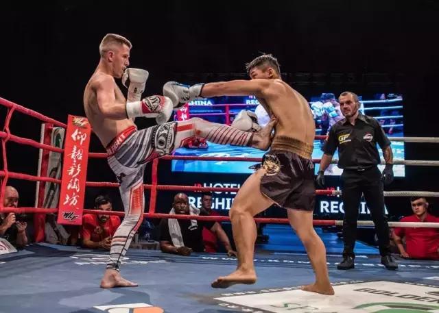中国小将在海外打出最惨烈一战,中国小将惨败外国拳王